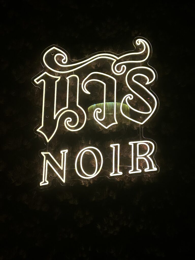Noir bar